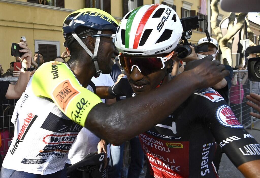 Biniam Girmay embrasse son compatriote érythréen Natnael Tesfatsion lors du Giro d'Italia 2022.