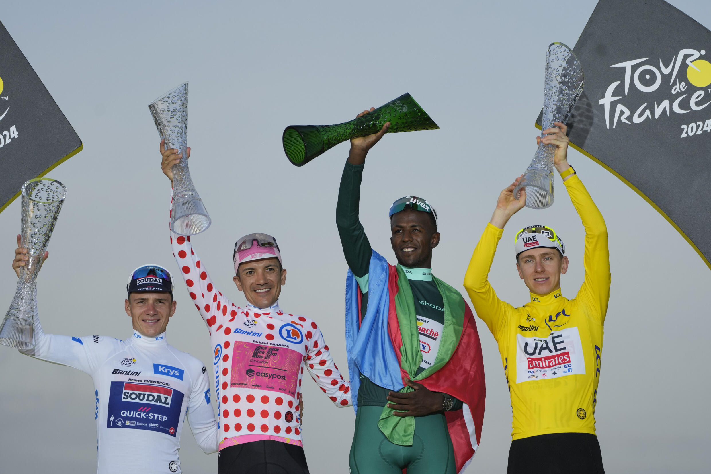 Biniam Girmay sur le podium avec les autres vainqueurs du Tour de France 2024 : le leader du classement général Tadej Pogacar de Slovénie, le meilleur grimpeur Richard Carapaz d'Équateur et le meilleur jeune Remco Evenepoel de Belgique, à Nice le 21 juillet 2024.