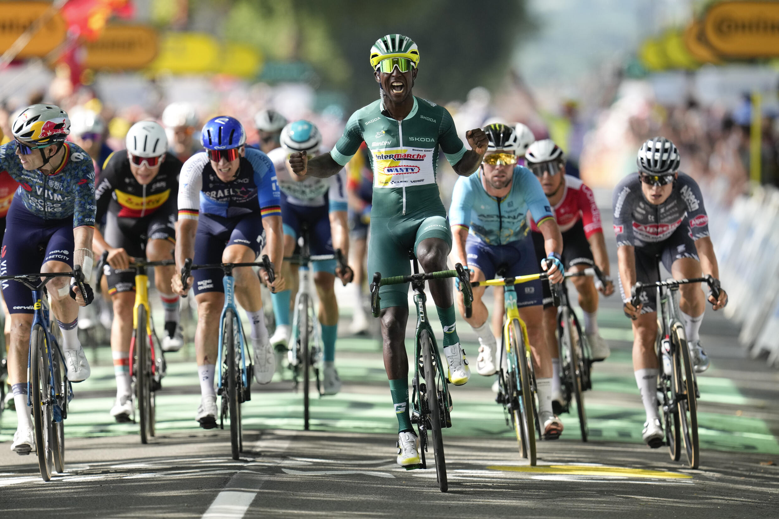 L'Érythréen Biniam Girmay, portant le maillot vert, célèbre sa victoire lors de la douzième étape du Tour de France, le 11 juillet 2024.
