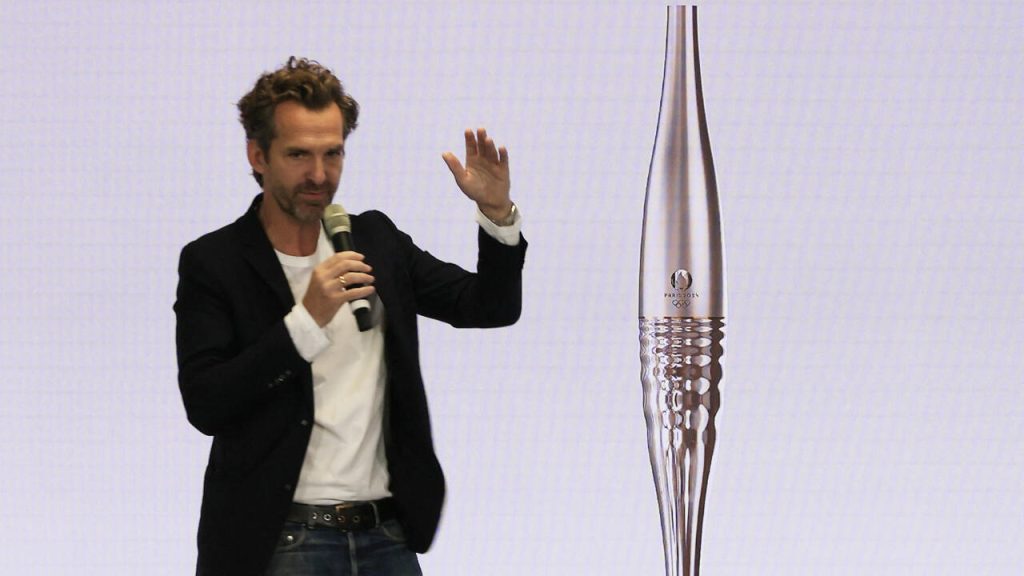 Les secrets de la torche olympique avec le designer français Mathieu Lehanneur