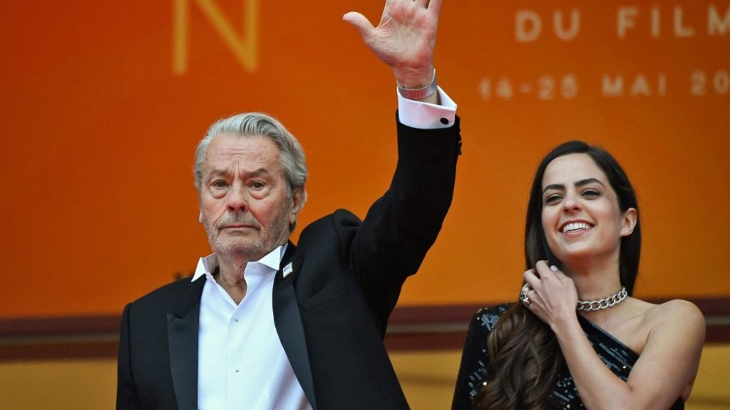 Alain Delon "toujours beau, toujours impeccable, toujours élégant" : Anouchka Delon publie une photo de son père sur la toile