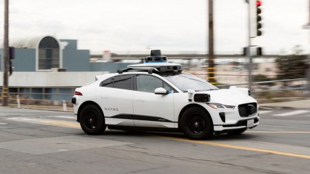 Arizona : un véhicule autonome de Google roule à contresens et brûle un feu rouge États-Unis : en Arizona, un véhicule autonome de Google roule en sens inverse et brûle un feu rouge
Mi-juin, à Phoenix, dans le sud-ouest des États-Unis, la police a arrêté une voiture qui venait de commettre une infraction, mais il n’y avait personne dans le véhicule.