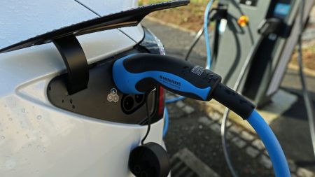 Bruit des voitures électriques : le public préfère les sons des moteurs thermiques, les constructeurs s’adaptent Le bruit des voitures électriques va-t-il se rapprocher de celui des voitures thermiques ?
Une enquête vient de montrer que le public déteste les sons futuristes émis par les actuelles voitures électriques. Les constructeurs revoient leurs stratégies pour se rapprocher des bruits de moteurs à essence traditionnels.