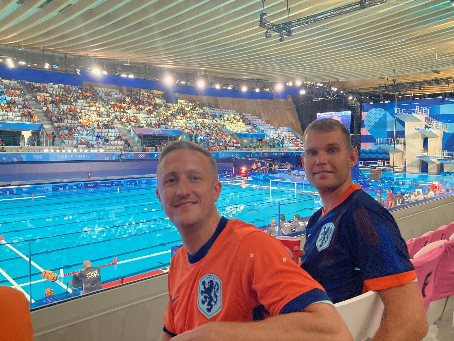 Jos van Schepen (à gauche) et Jelmer Talsma ont voyagé depuis les Pays-Bas pour assister aux épreuves de water-polo, de handball et de volley-ball féminins aux Jeux olympiques de 2024 à Paris.
