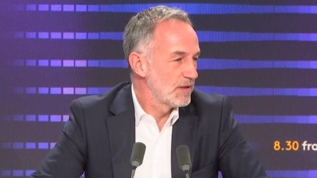 Emmanuel Grégoire : Le Nouveau Front populaire doit dialoguer avec d’autres groupes hors RN Le Nouveau Front populaire doit "discuter avec les autres groupes en dehors du RN", estime le député socialiste Emmanuel Grégoire