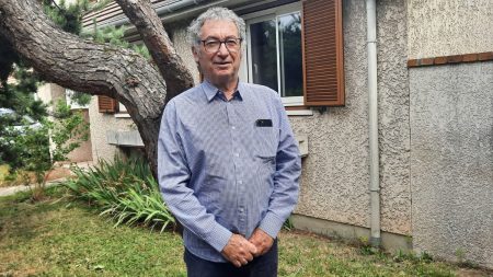 "On aurait pu aller beaucoup plus vite" : Éric Mouzin, qui poursuit l'État depuis 2018 pour faute lourde, espère un jugement à la rentrée
          Éric Mouzin, le père d'Estelle, disparue le 9 janvier 2003 sur le chemin de l'école, continue de se battre pour faire reconnaître les manquements de l'État lors de l'instruction. Il dénonce le "délai" et "l'absence d'instruction efficace", qui aurait pu faire retrouver la dépouille de la fillette.