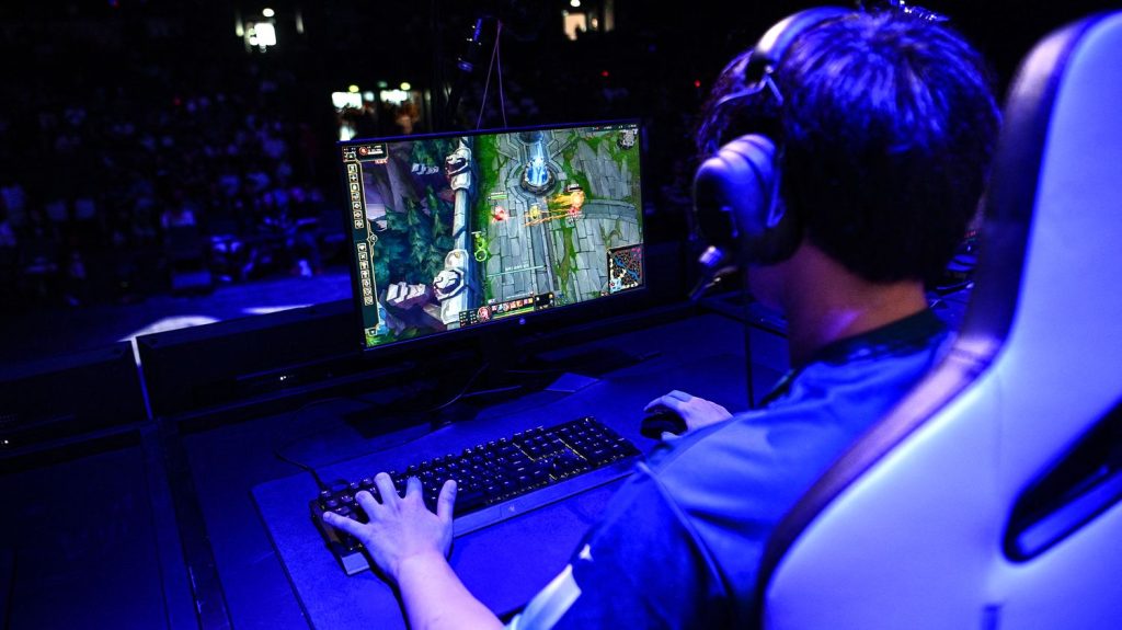 Esport : les avantages et les limites du recrutement de joueurs sud-coréens en France et en Europe
          Une tendance se confirme en Europe et en France, le retour des embauches de joueurs sud-coréens. Elles n'ont jamais cessé, mais elles sont plus nombreuses depuis le début de l'année, dans les clubs européens et les clubs de la ligue française de "League of Legends". Pourquoi miser sur de tels joueurs ? Décryptage avec notre correspondante esport, Laure Valée.
