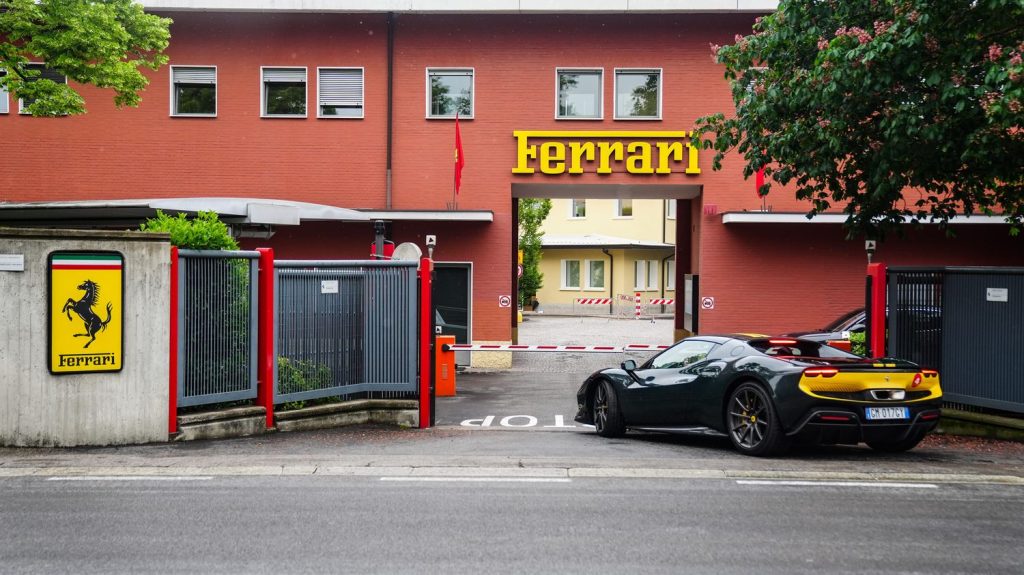 Automobile : Ferrari inaugure une nouvelle usine et accélère dans l'électrique
          Le célèbre fabricant italien de voitures sportives de luxe vient d’inaugurer une nouvelle usine à la pointe de la technologie, pour produire, notamment, son premier modèle 100% électrique.