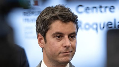 Gabriel Attal profite de l’absence d’Emmanuel Macron pour prendre la lumière médiatique Édito
En l'absence d'Emmanuel Macron, Gabriel entend prendre la lumière
Emmanuel Macron a entamé dimanche sa traditionnelle pause estivale au fort de Brégançon, sur la côte varoise, ce qui laisse toute latitude au Premier ministre démissionnaire Gabriel Attal pour occuper l'espace médiatique.