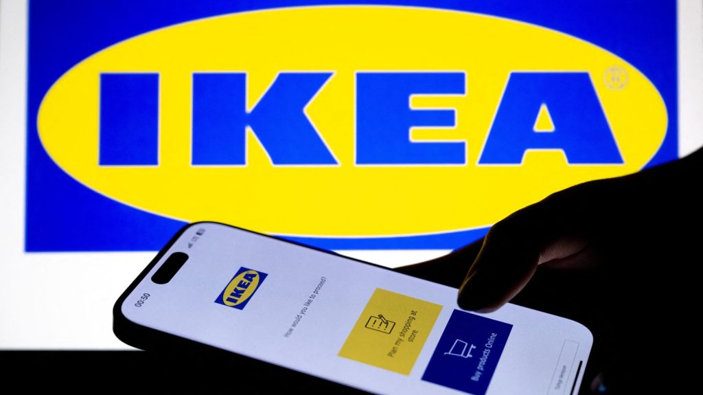 Jeux vidéo : Ikea va embaucher des vendeurs dans son magasin virtuel sur Roblox
          Le métavers refait parler de lui. On peut désormais être payé pour travailler dans un magasin virtuel créé dans un jeu vidéo. L'entreprise de mobilier Ikea propose de recruter des vendeurs virtuels dans ses magasins sur le jeu vidéo Roblox.
