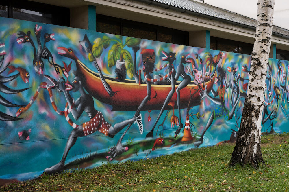 Une fresque murale de l'artiste guadeloupéen Ronald Cyrille, invité à participer au festival culturel Nuit Blanche 2024 au musée du Quai Branly à Paris.
