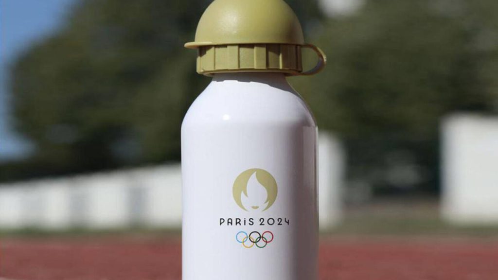 La France rappelle les bouteilles d'eau de la marque olympique par crainte d'une contamination