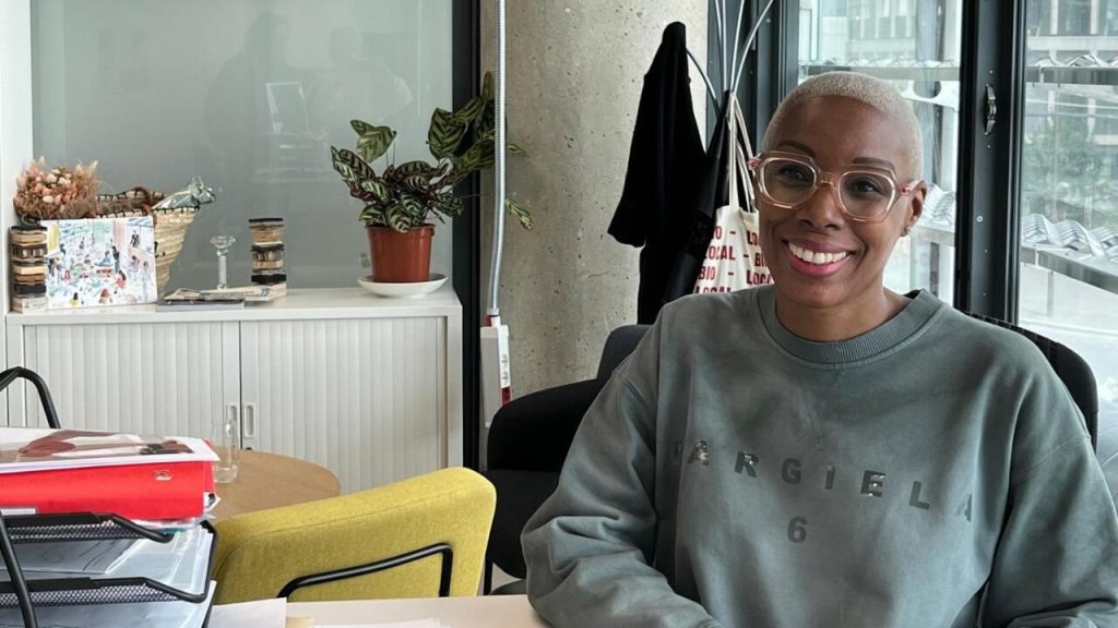 La créatrice de mode Hawa Sangaré porte la torche olympique alors que Paris 2024 fusionne sport et art