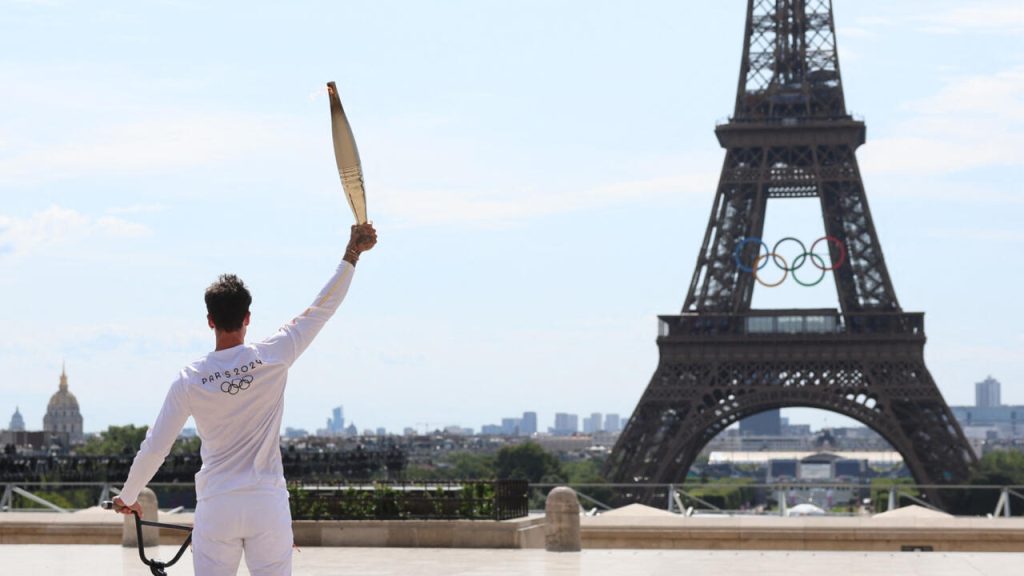 La flamme olympique poursuit son dernier relais à travers la France