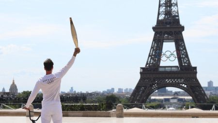 La flamme olympique poursuit son dernier relais à travers la France