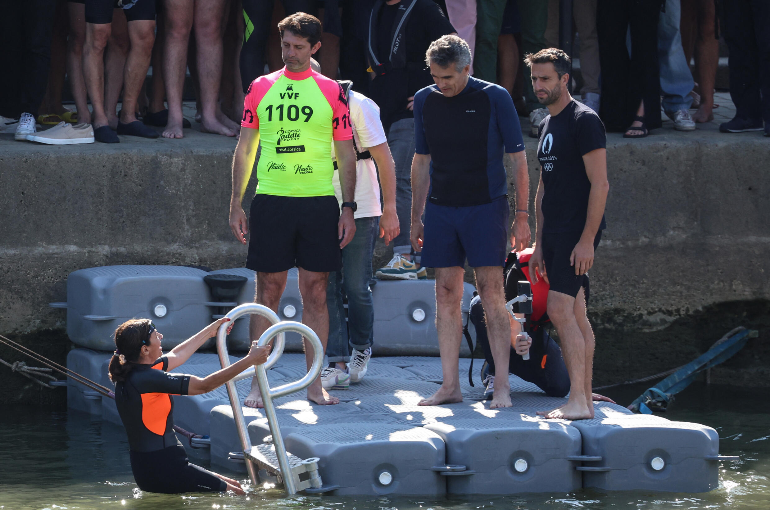 La maire de Paris Anne Hidalgo sort de l'eau après avoir nagé dans la Seine le 17 juillet.