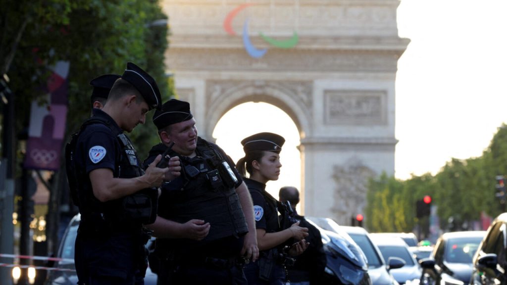 La sécurité des Jeux olympiques inquiète alors que la police française fait face à une série d'attaques