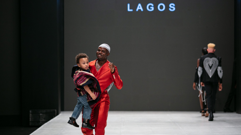 Le créateur nigérian Femi Ajose présente des looks originaux de Lagos à Paris