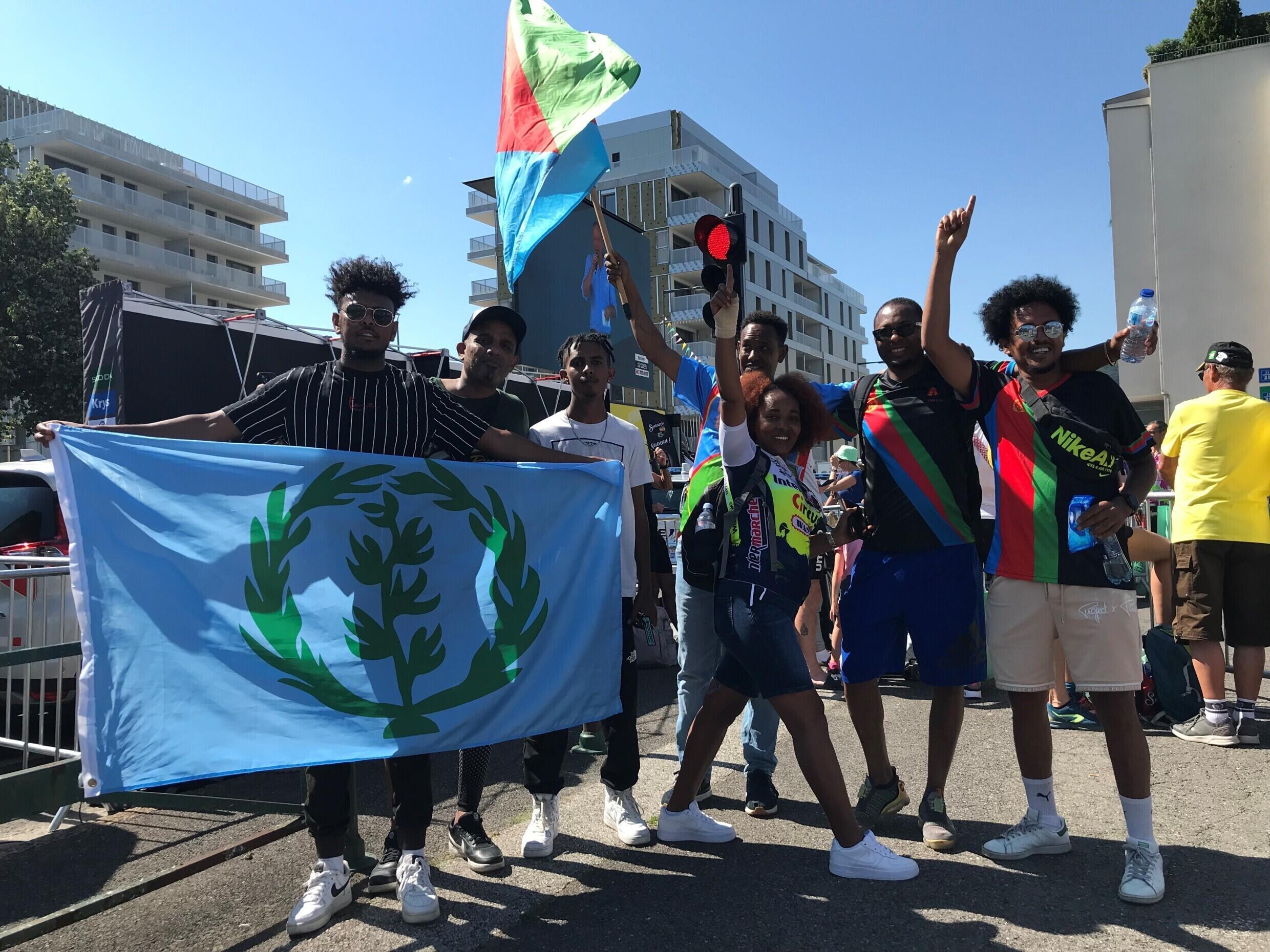 Des supporters érythréens encouragent Biniam Girmay lors de son premier Tour de France en 2023.
