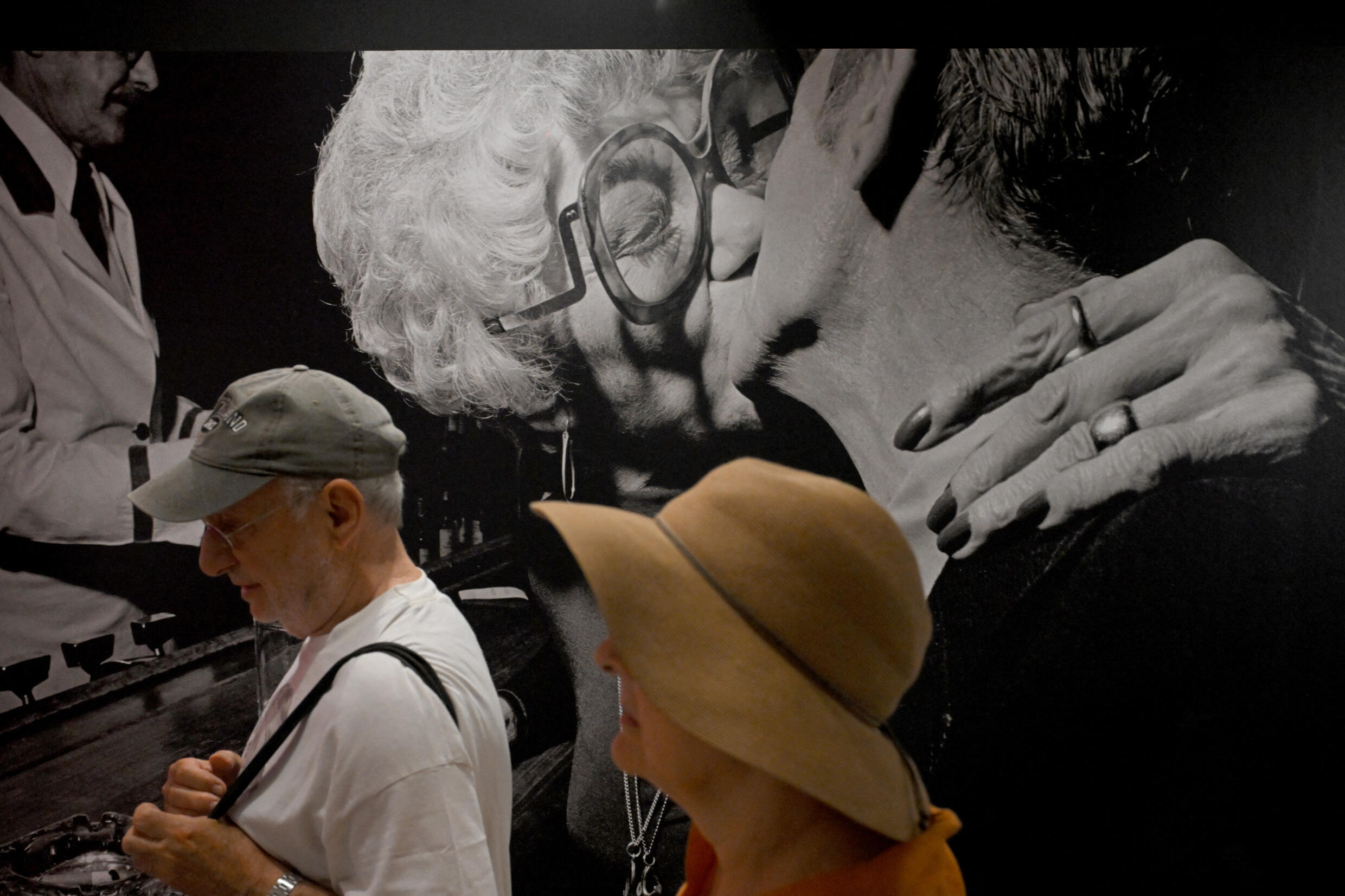 Des visiteurs passent devant des photographies de l'artiste américaine Mary Ellen Mark à Arles le 1er juillet 2024.
