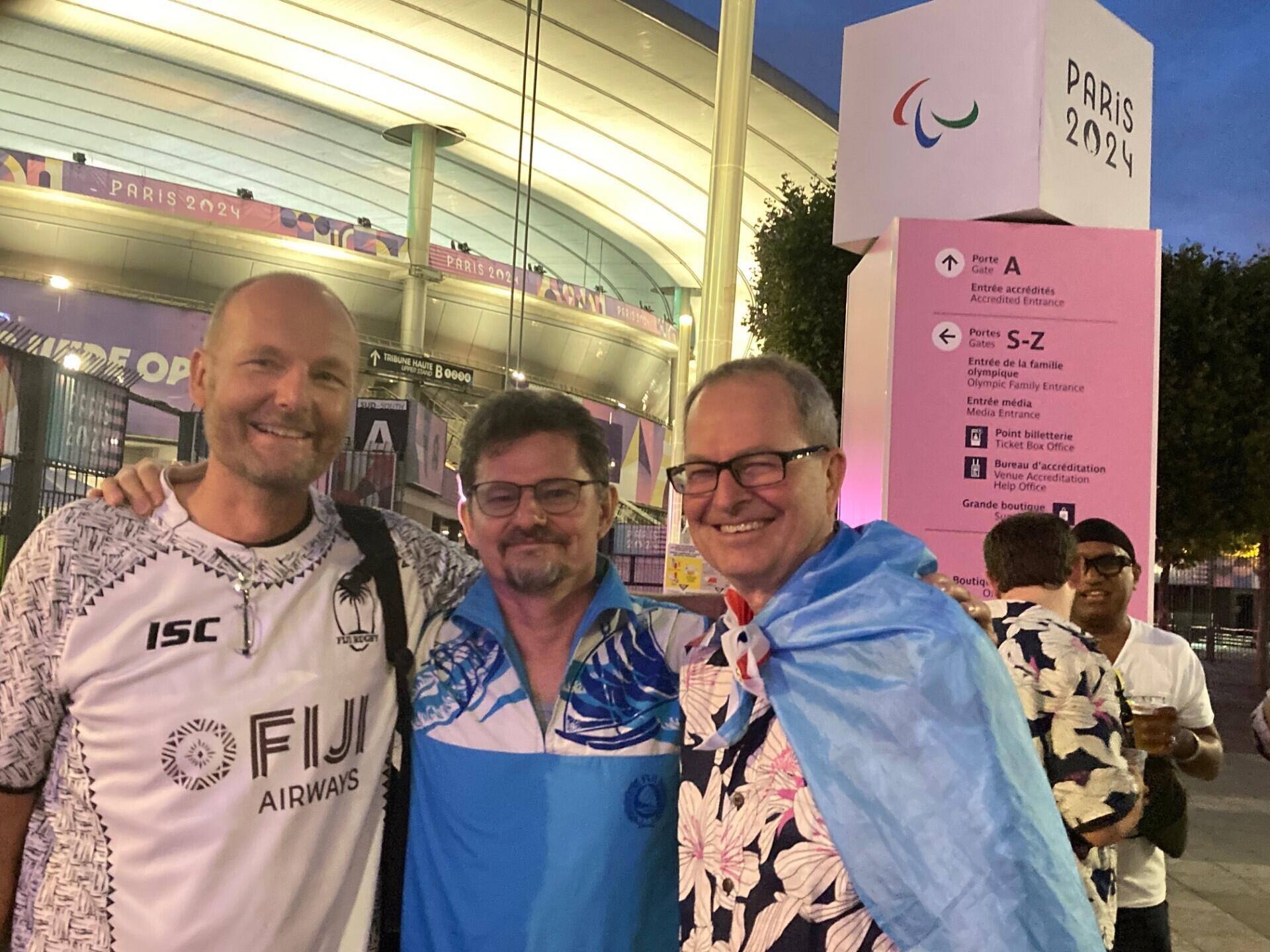Philippe Nicole (à gauche) a retrouvé ses frères aînés George et Robert (à droite) pour la première fois depuis un an après leur voyage pour voir les Fidji jouer dans le rugby à sept olympique masculin au Stade de France à Saint-Denis.