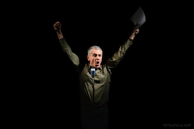 Nicolas Lambert incarnant Charles de Gaulle dans son spectacle « France, Empire ».