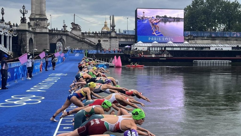 Les candidates au triathlon féminin plongent enfin dans la Seine aux Jeux olympiques de Paris
