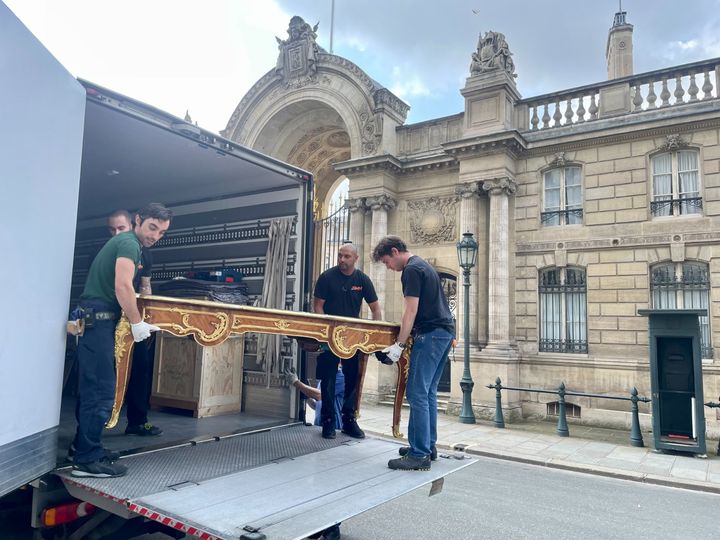 Le bureau du général de Gaulle est déchargé pour être installé dans la Maison de l'Elysée, mercredi 24 juillet. (MAXIME GLORIEUX / RADIOFRANCE)