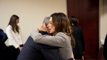 Tir mortel sur le film "Rust" : le procès d'Alec Baldwin pour homicide involontaire annulé pour vice de procédure