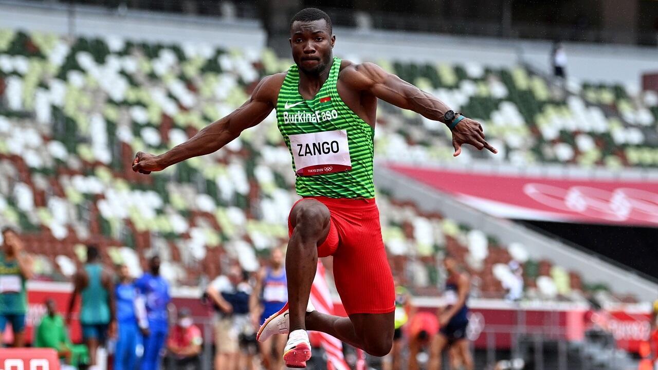 Hugues Fabrice Zango en action au triple saut masculin aux JO de Tokyo 2020.