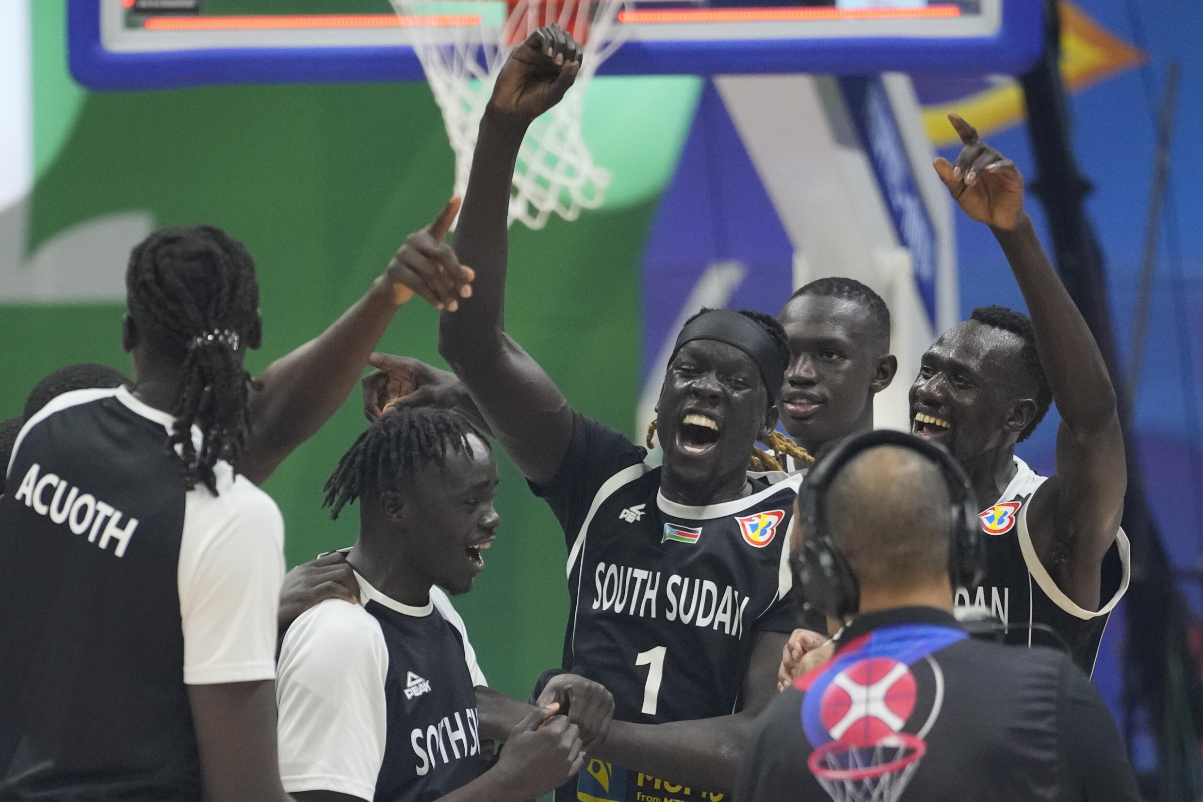 L'équipe nationale du Soudan du Sud célèbre après avoir battu l'Angola lors de son match de classement pour la Coupe du monde de basket-ball au Colisée Araneta, à Manille, aux Philippines, le 2 septembre 2023.