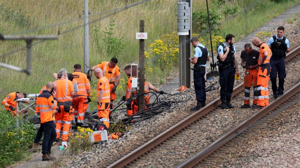 Sabotage sur le réseau TGV : le suspect interpellé près des voies explique avoir voulu faire du « street art » Sabotage sur le réseau TGV : le suspect interpellé près des voies de chemins de fer explique avoir voulu faire du "street art"