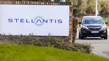 Stellantis pourrait cesser la production de voitures au Royaume-Uni faute de soutien à l’électrique. Automobile : Stellantis envisage d’arrêter sa production de voitures au Royaume-Uni
Le constructeur automobile (ex-PSA Peugeot Citroën) a indiqué, mardi, qu'il mettra sa menace à exécution si le gouvernement britannique ne soutient pas suffisamment la voiture électrique.