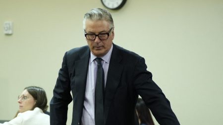 Tir mortel sur le film "Rust" : le procès de l'acteur Alec Baldwin pour homicide involontaire interrompu par surprise