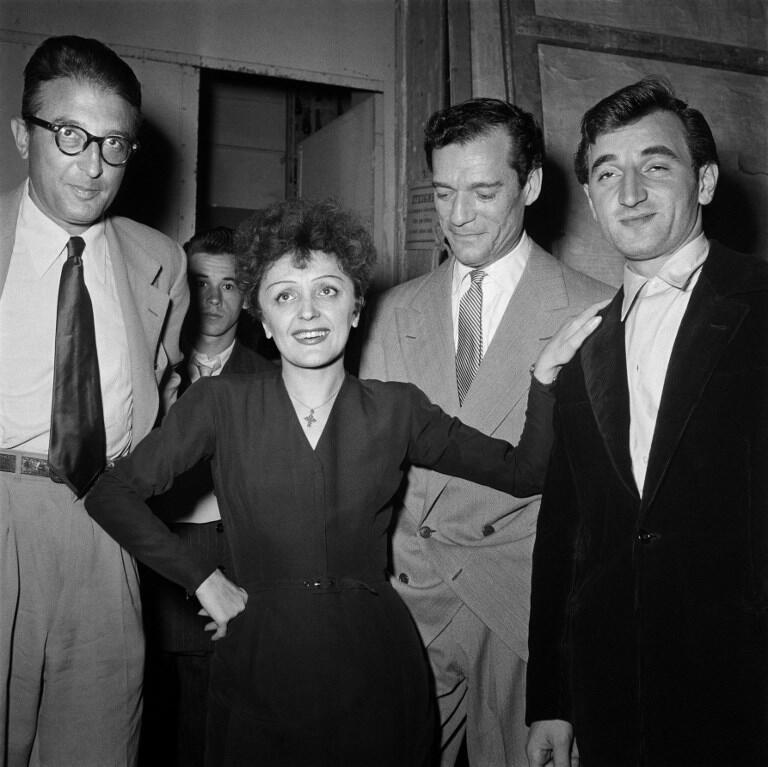 Edith Piaf avec Charles Aznavour (à l'extrême droite) en 1950 à Paris.