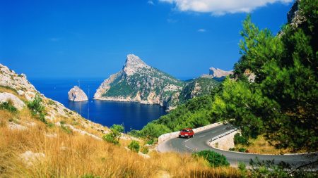 Vacances : astuces pour réduire les dépenses de voyage en voiture selon Fanny Guinochet Vacances : petites astuces pour dépenser moins sur la route
Vous êtes peut-être sur le départ pour des vacances et la voiture reste de loin le moyen de transport le plus utilisé, c’est un budget, mais il existe des moyens de réduire la facture. Les conseils de Fanny Guinochet.