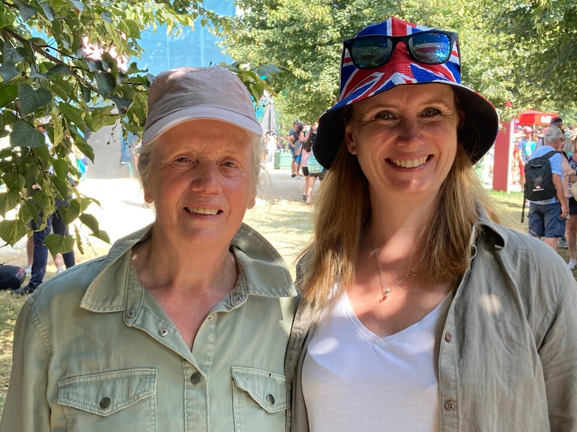Lesley Dickens (à gauche) et Gemma Dickens faisaient partie des milliers de fans venus assister à la finale de saut d'obstacles de l'équipe équestre dans le parc du château de Versailles.