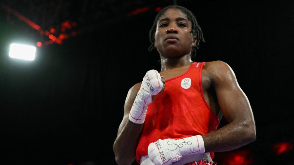 La boxeuse Cindy Ngamba devient la première athlète réfugiée à remporter une médaille olympique