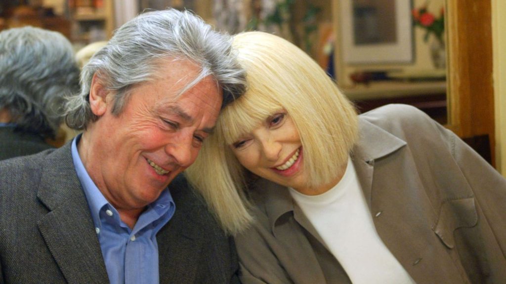 Mort d'Alain Delon : de Romy Schneider à Mireille Darc, qui furent les femmes de sa vie, sans qui il n'aurait été "que l'ombre de l'acteur et de l'homme" ?