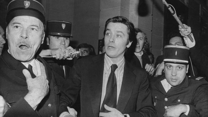 L'acteur Alain Delon arrive au tribunal de Versailles pour une audience concernant le meurtre de son ancien garde du corps Stevan Markovic, le 29 septembre 1973. <span>(AFP)</span> » width= »720″ height= »404.68349193215″ data- src= »https://42mag.fr/wp-content/uploads/2024/08/1724042481_169_Mort-dAlain-Delon-parcours-damour-grands-films-et-flops.jpg »>
    </picture><figcaption aria-hidden=