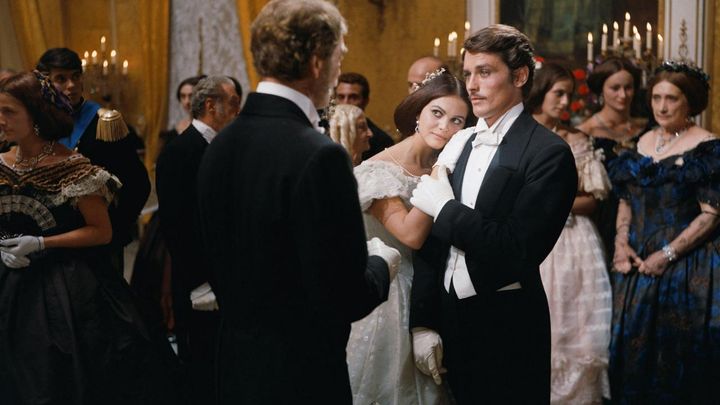 Claudia Cardinale et Alain Delon incarnent respectivement Angelica et Tancrède, dans la mythique scène du bal du film 