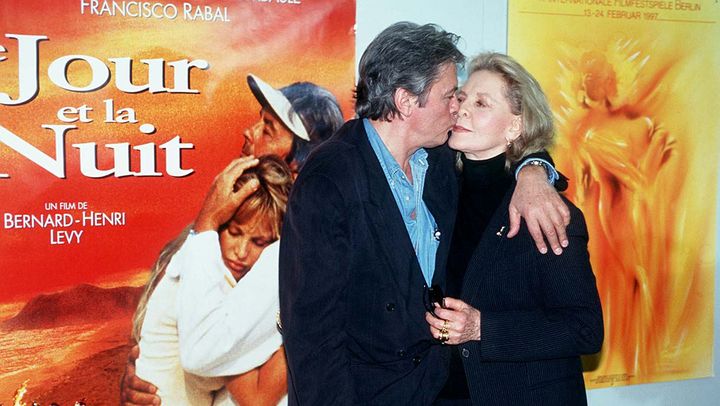 Alain Delon embrasse sa partenaire de jeu Lauren Bacall, en pleine promotion du film 
