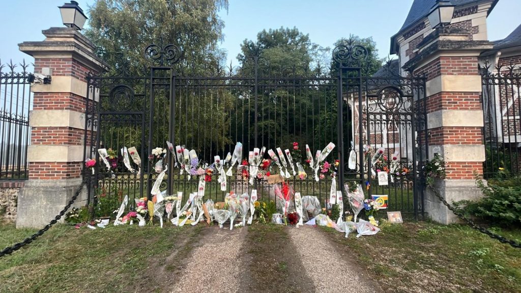 "C'est toute ma jeunesse" : à Douchy dans le Loiret, où Alain Delon résidait, des fans viennent se recueillir