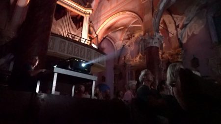 Au cœur de l'église Saint-Sauveur de Saorge, un orgue accompagne des chefs-d'œuvre du cinéma muet