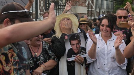 Reportage




  

    
      
    
  
  Mort d'Alain Delon : "J'ai respecté son choix mais je voulais lui rendre hommage", une centaine de fans se sont rassemblés pour un dernier "au revoir" à l'acteur