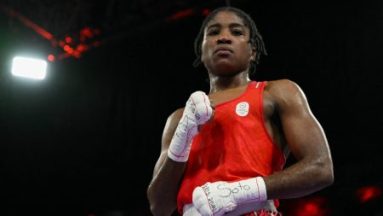 La boxeuse Cindy Ngamba devient la première athlète réfugiée à remporter une médaille olympique