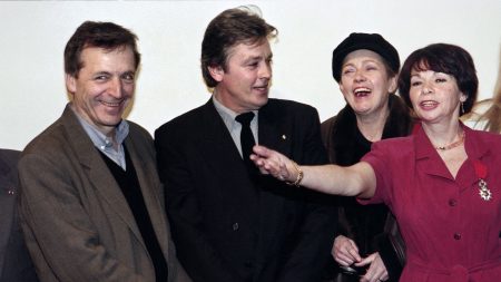 Mort d'Alain Delon : "C'était un acteur unique, il n'y a jamais eu d'acteurs comme lui et il n'y en aura pas d'autres", salue le cinéaste Costa-Gavras
