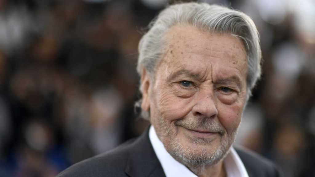 Mort d'Alain Delon : Emmanuel Macron rend hommage à un "monument français" aux "rôles légendaires"