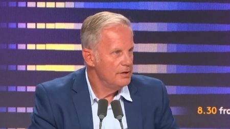 Attente inédite sous la Ve République : la nomination d’un Premier ministre tardive, selon Jean Garrigues C'est "inédit sous la Ve République", d'attendre autant de temps avant la nomination d'un Premier ministre, affirme l'historien Jean Garrigues