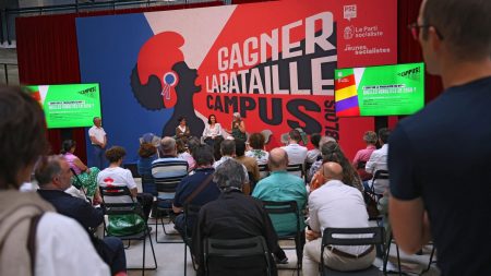 Reportage




  

    
      
    
  
  "Nous, la gauche, nous portons l'espoir" : à Blois, des militants socialistes estiment que la solution pourrait venir de leurs rangs